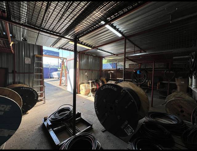1,300M² WAREHOUSE TO LET IN FERNDALE